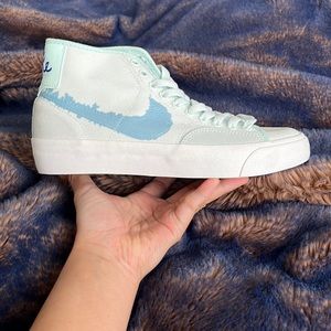 NIB Nike SB Blazer Court Mid Barely Green Men’s 4.5 Women’s 6